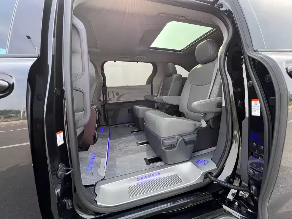 Toyota Granvia — фото 5