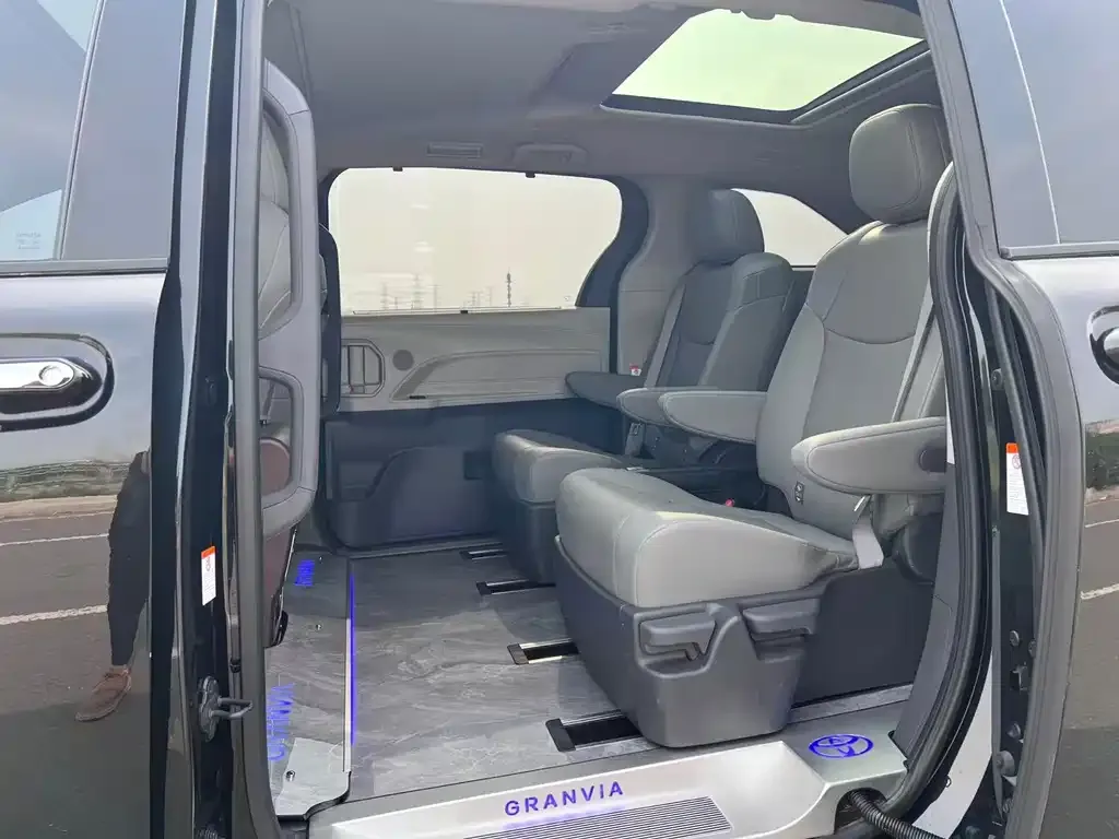 Toyota Granvia — фото 7