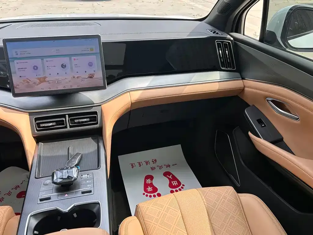 BYD L DM-i — фото 3