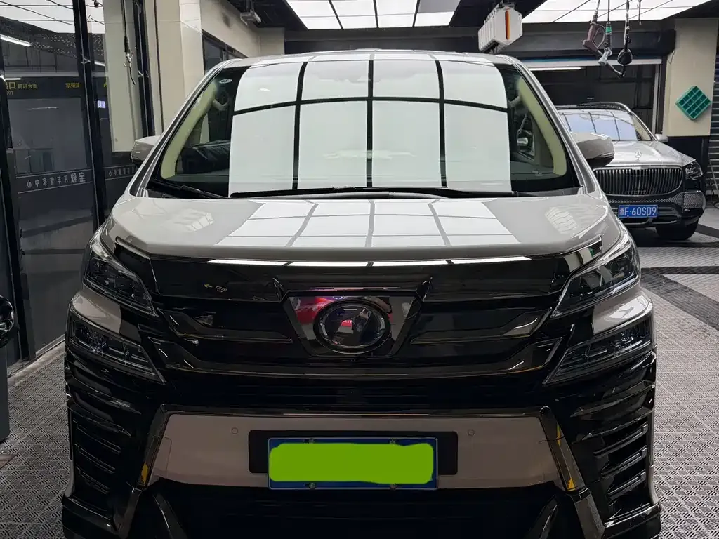 Toyota Vellfire — фото 1