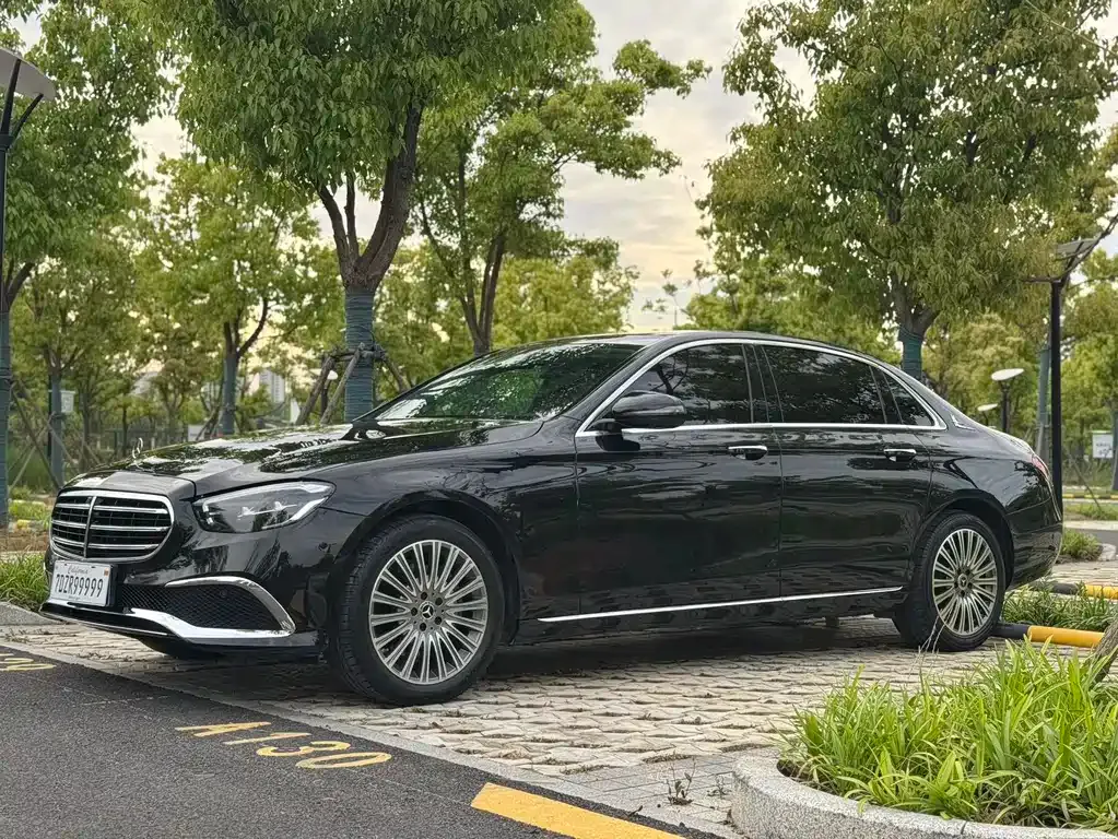 Mercedes-Benz E-Class — фото 1