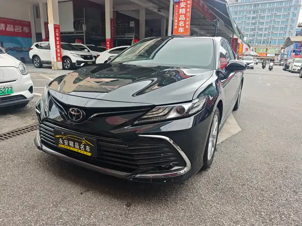 Toyota Camry — фото 1