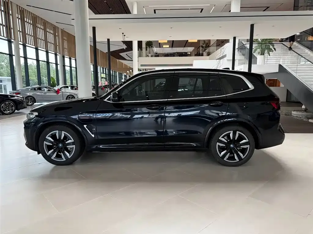 BMW iX3 — фото 4