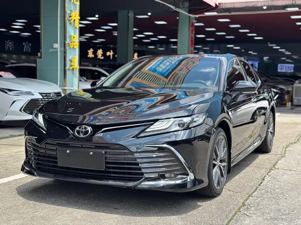 Toyota Camry — фото 1