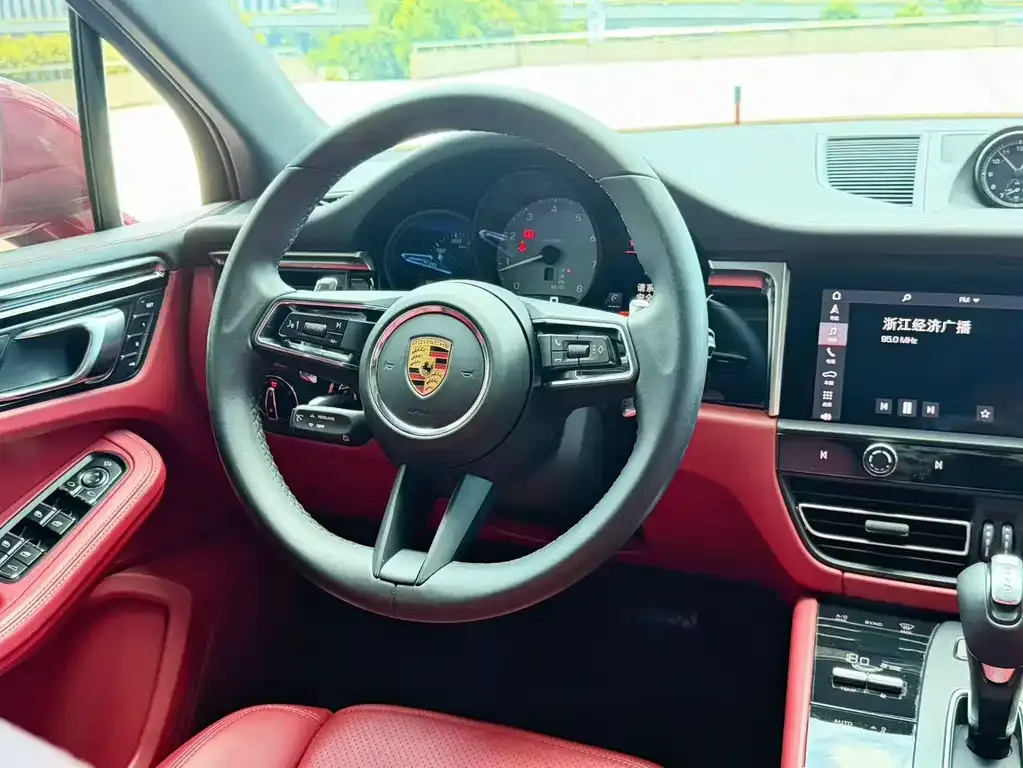 Porsche Macan — фото 10