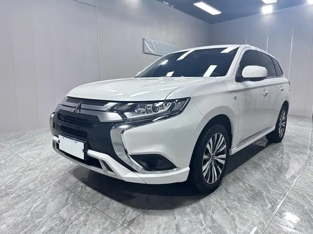 Mitsubishi Outlander — фото 1