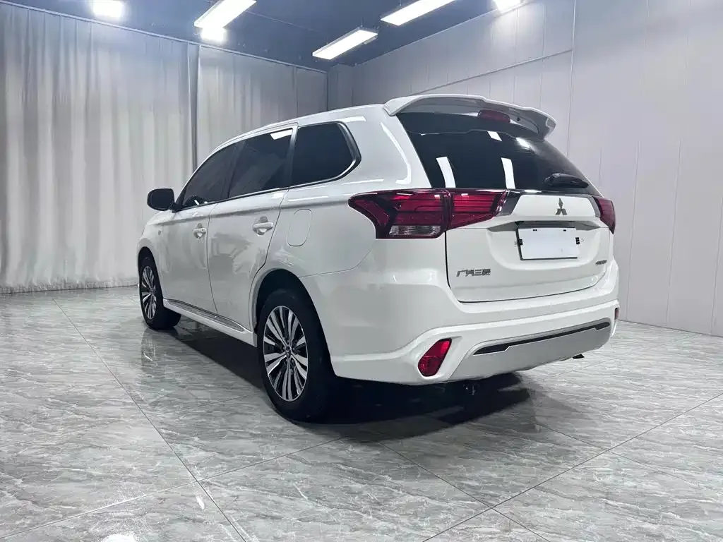Mitsubishi Outlander — фото 8