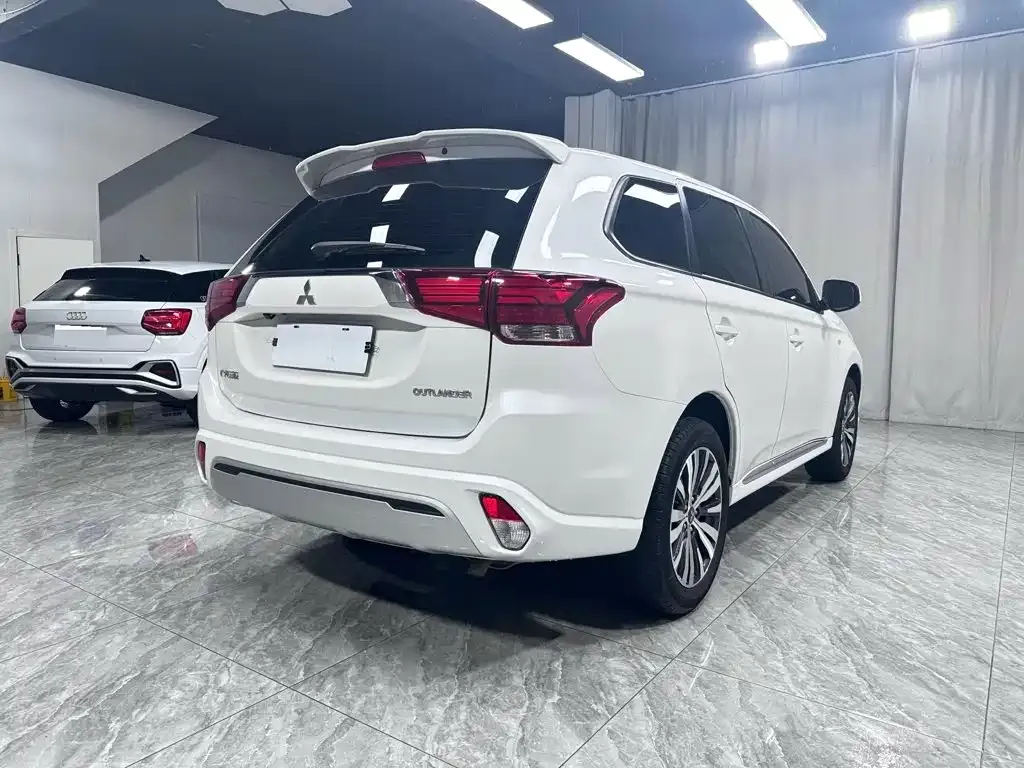 Mitsubishi Outlander — фото 6