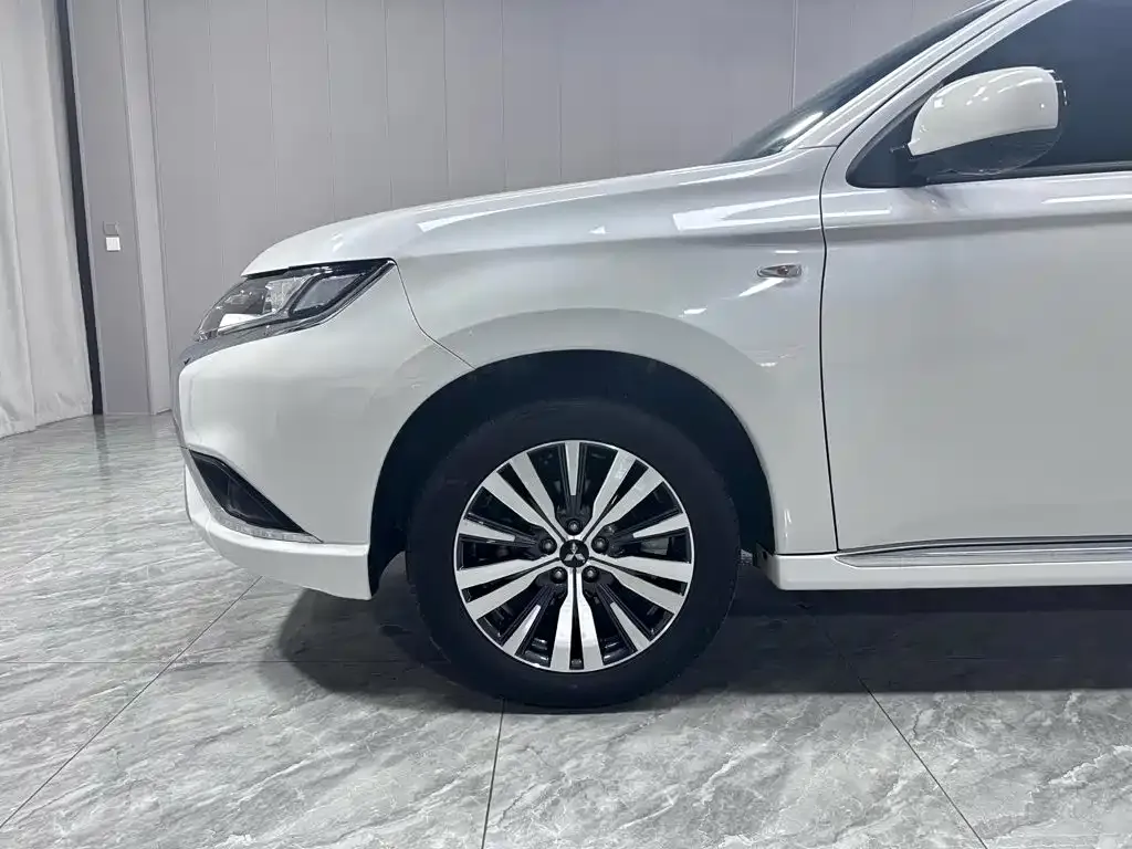 Mitsubishi Outlander — фото 9