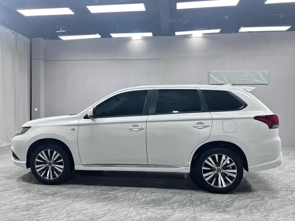 Mitsubishi Outlander — фото 2