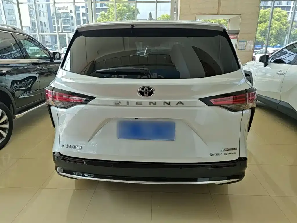 Toyota Sienna — фото 9