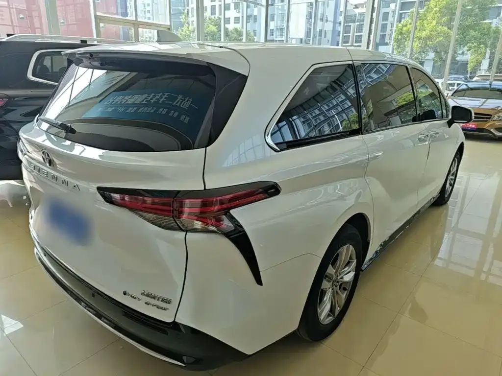 Toyota Sienna — фото 10