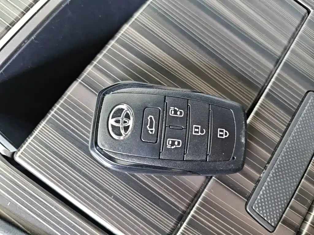 Toyota Sienna — фото 8