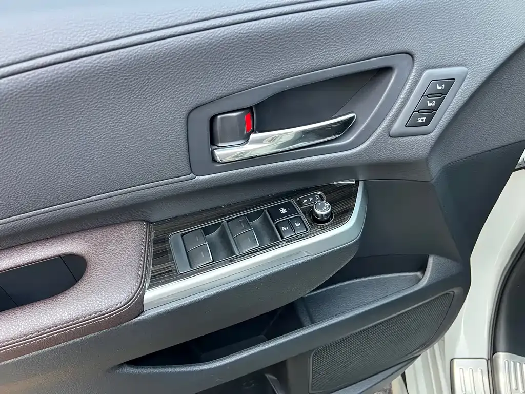 Toyota Granvia — фото 5