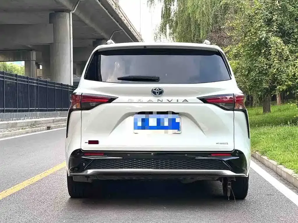 Toyota Granvia — фото 10