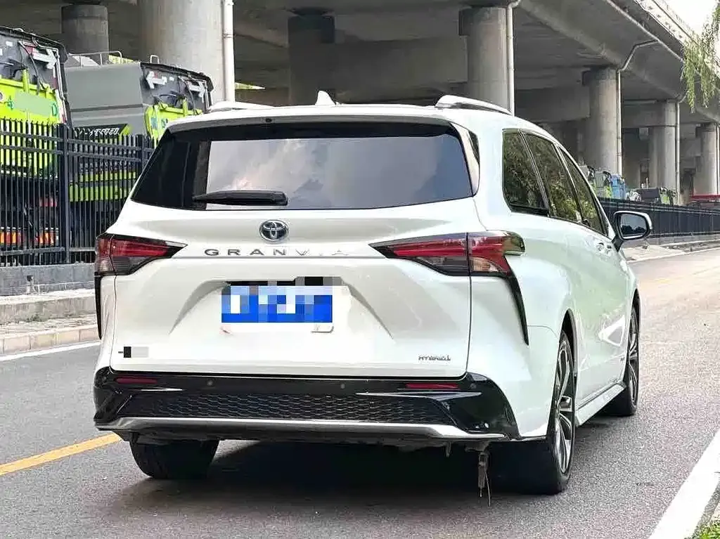 Toyota Granvia — фото 4