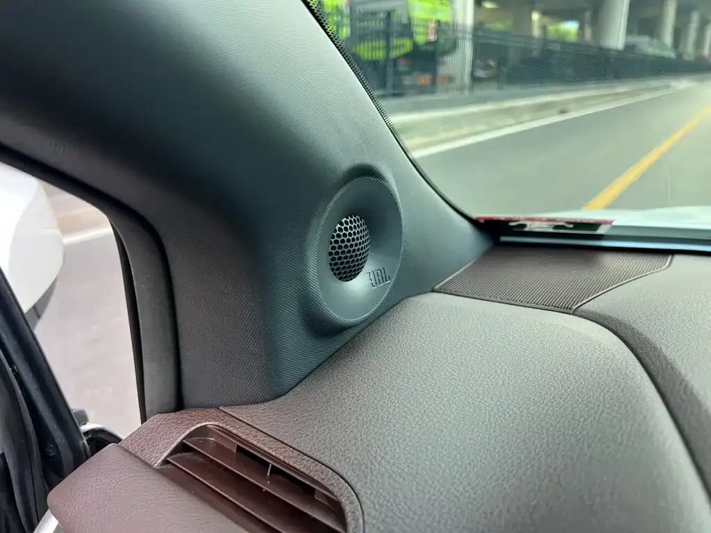 Toyota Granvia — фото 7