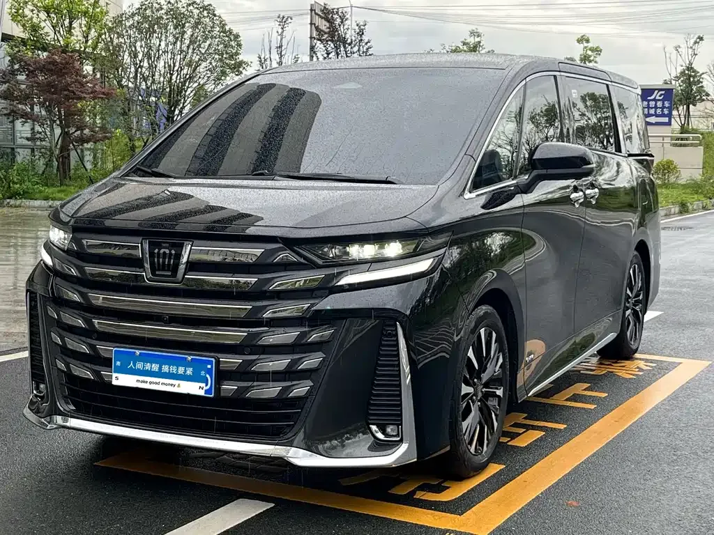 Toyota Vellfire — фото 1