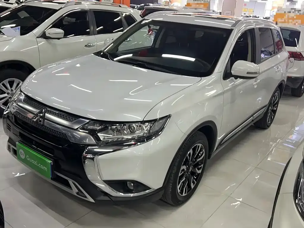 Mitsubishi Outlander — фото 1