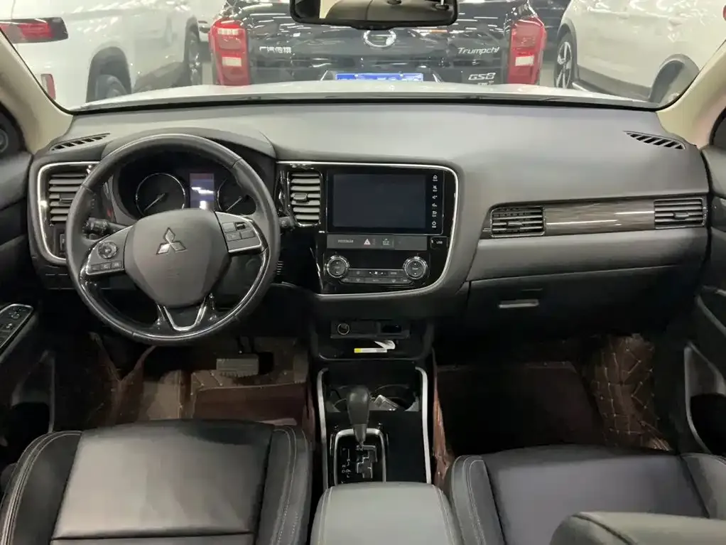 Mitsubishi Outlander — фото 10