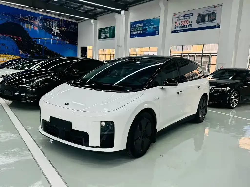 Li Auto i8 — фото 1
