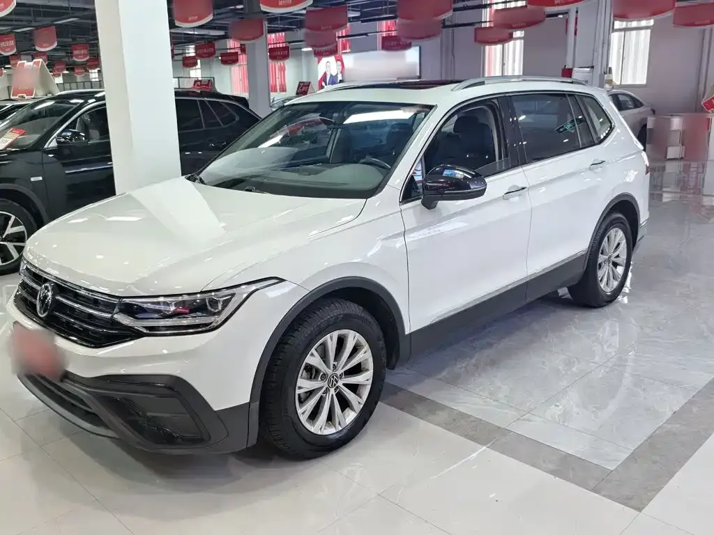 Volkswagen Tiguan L — фото 1