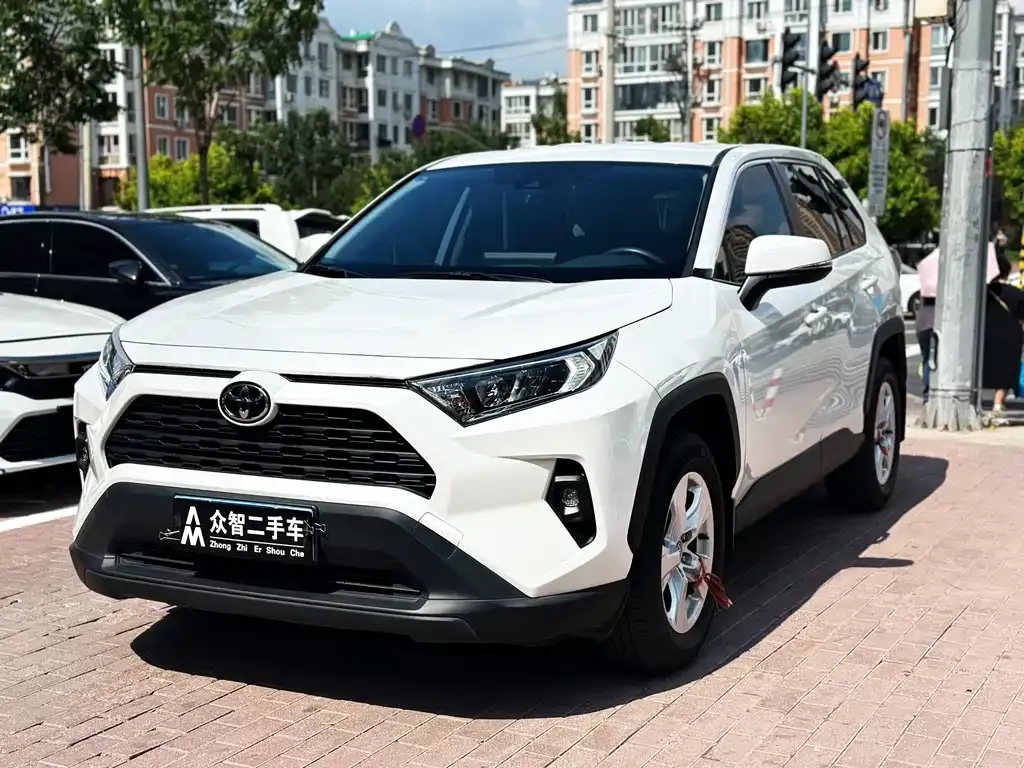 Toyota RAV4 — фото 1