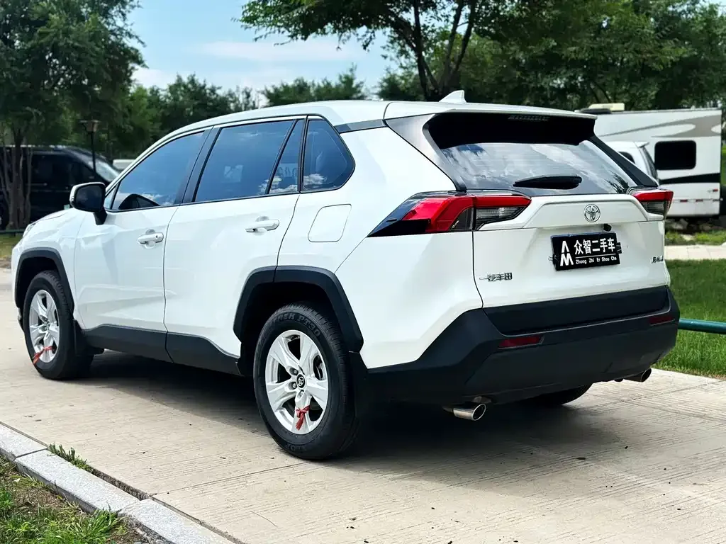Toyota RAV4 — фото 9
