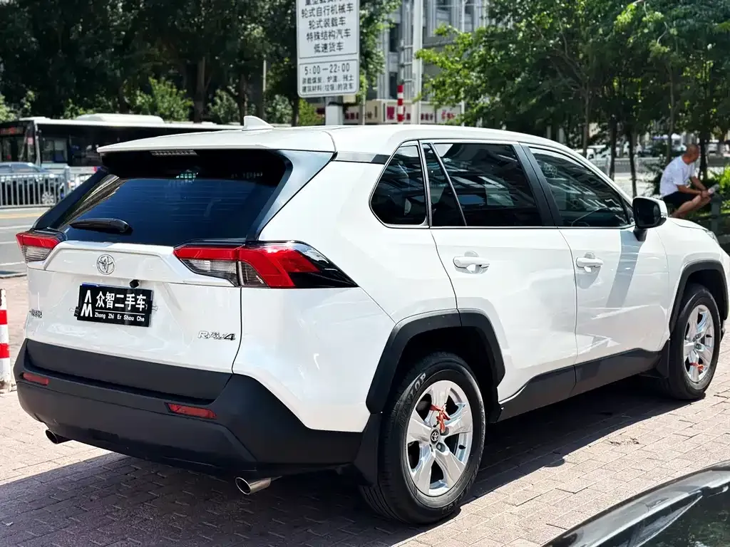 Toyota RAV4 — фото 8