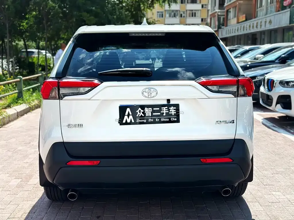 Toyota RAV4 — фото 7