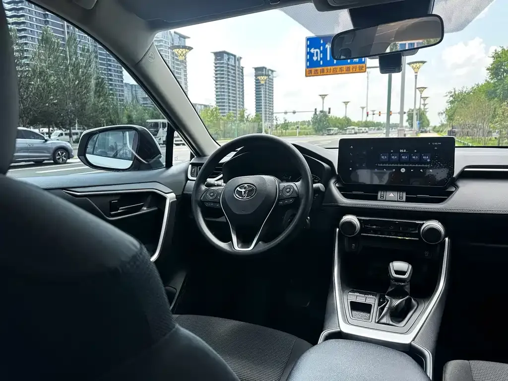 Toyota RAV4 — фото 2