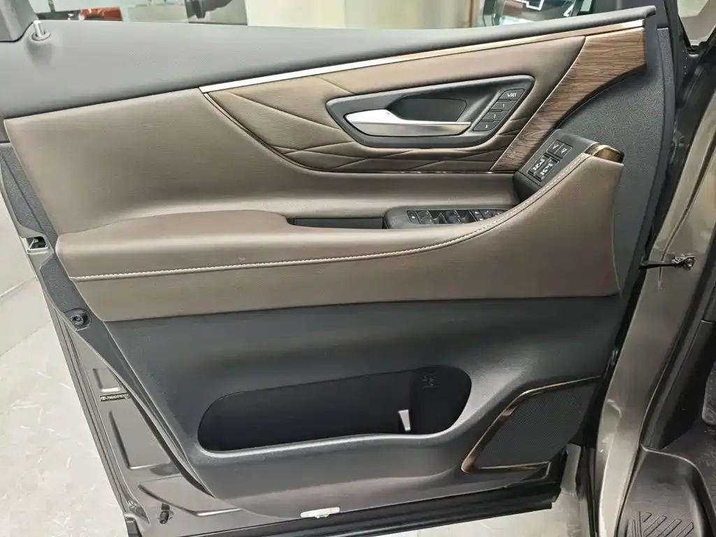 Toyota Vellfire — фото 5