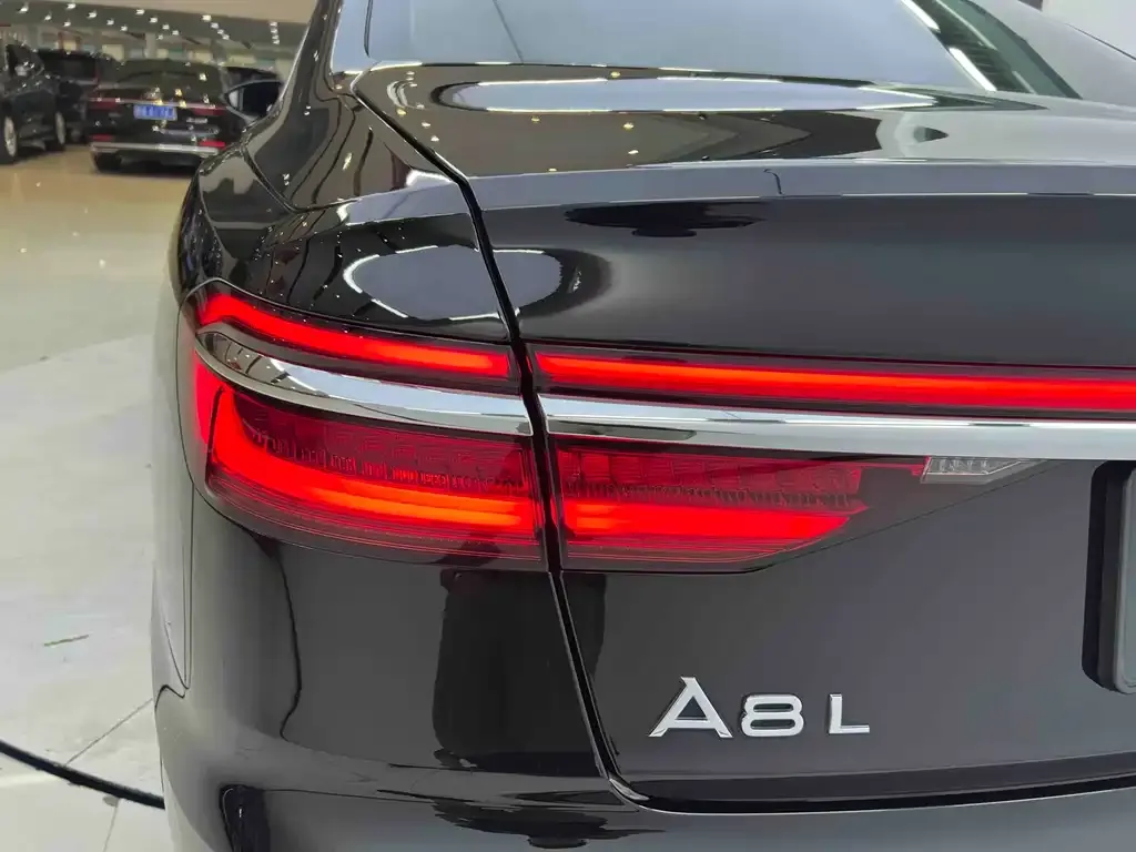 Audi A8 — фото 6