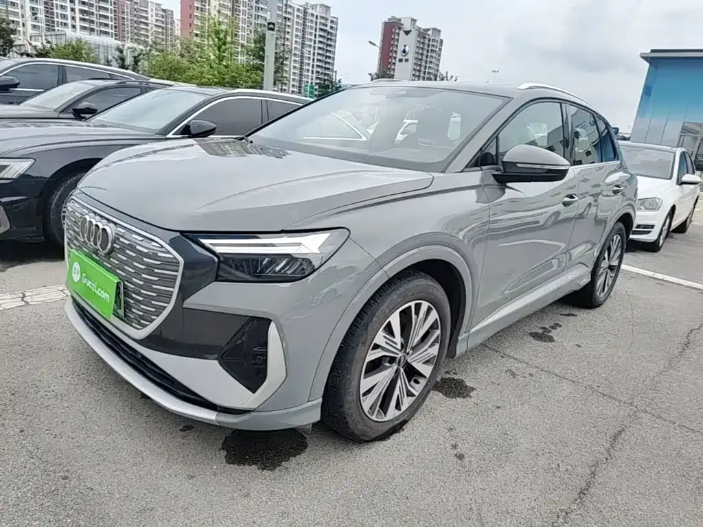 Audi Q4 e-tron — фото 1