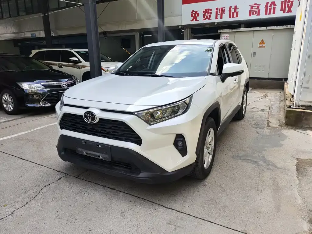 Toyota RAV4 — фото 1