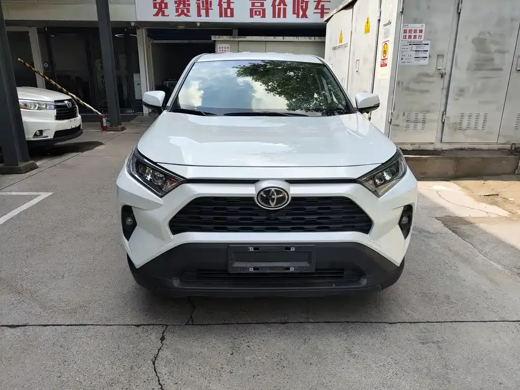 Toyota RAV4 — фото 4