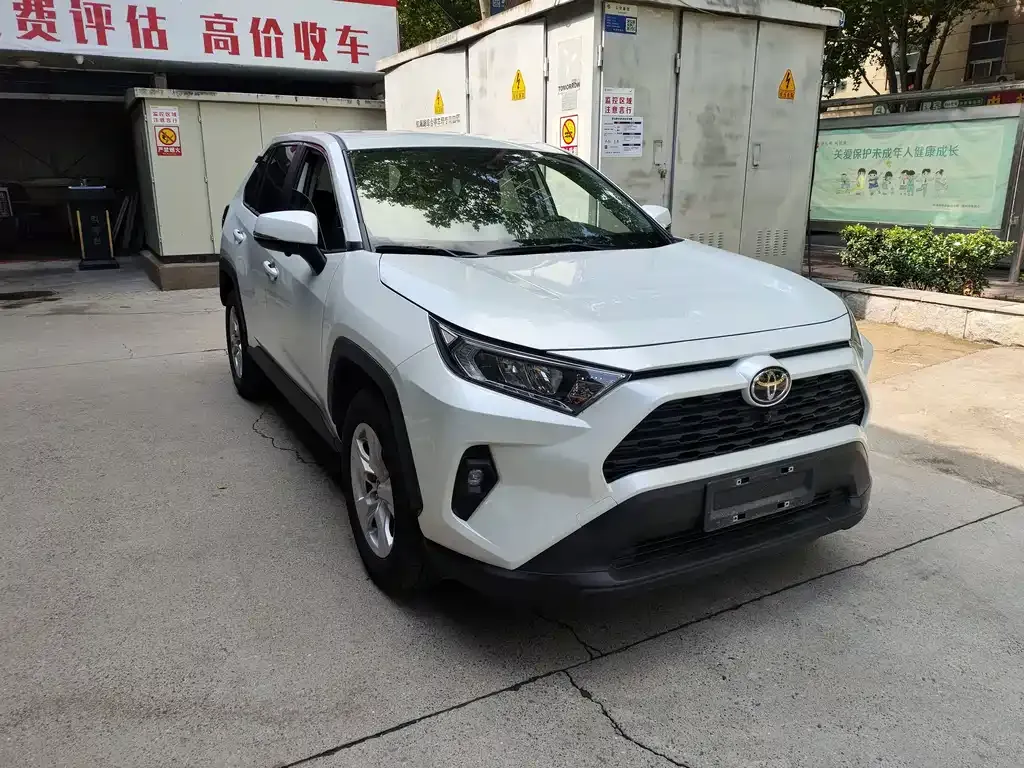 Toyota RAV4 — фото 7