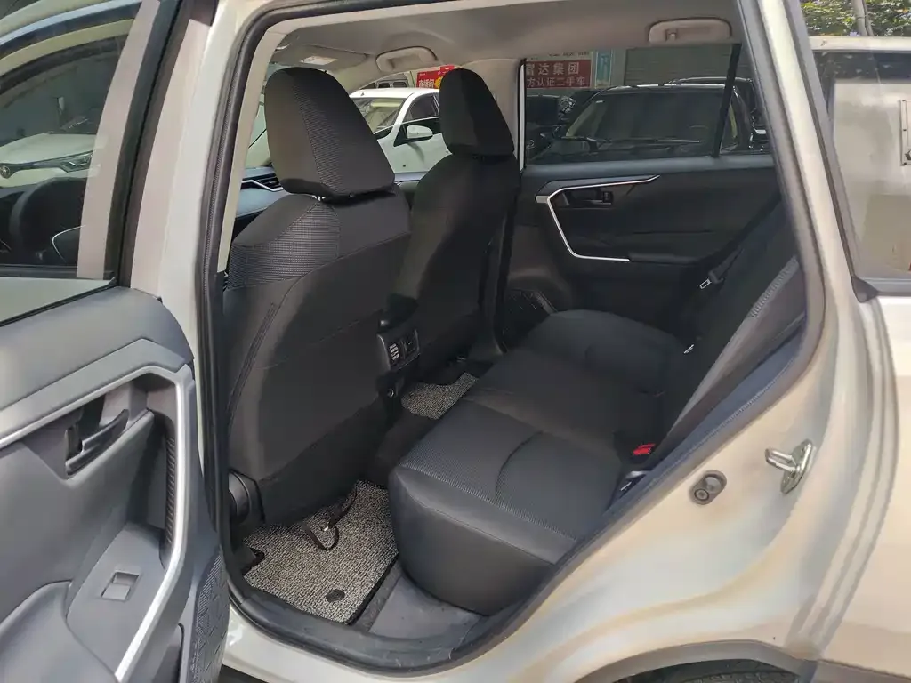 Toyota RAV4 — фото 3