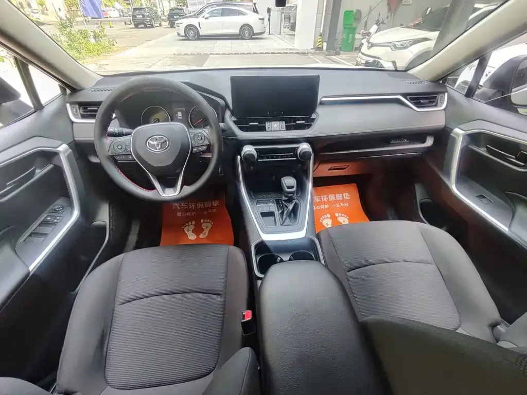 Toyota RAV4 — фото 8