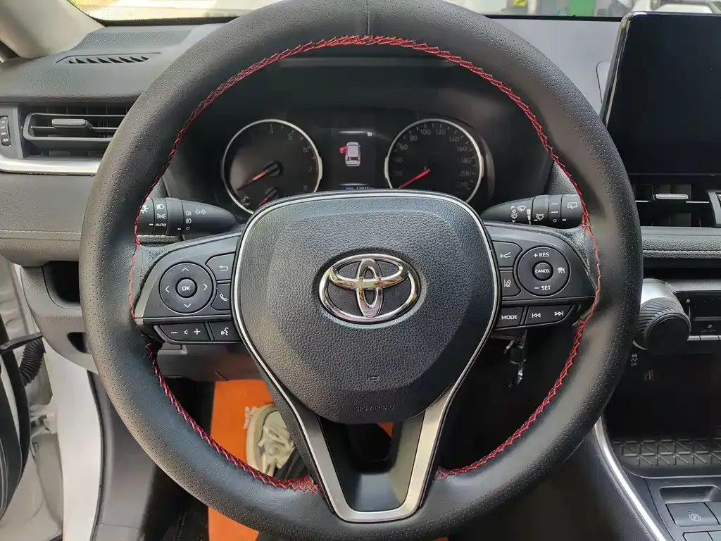 Toyota RAV4 — фото 9