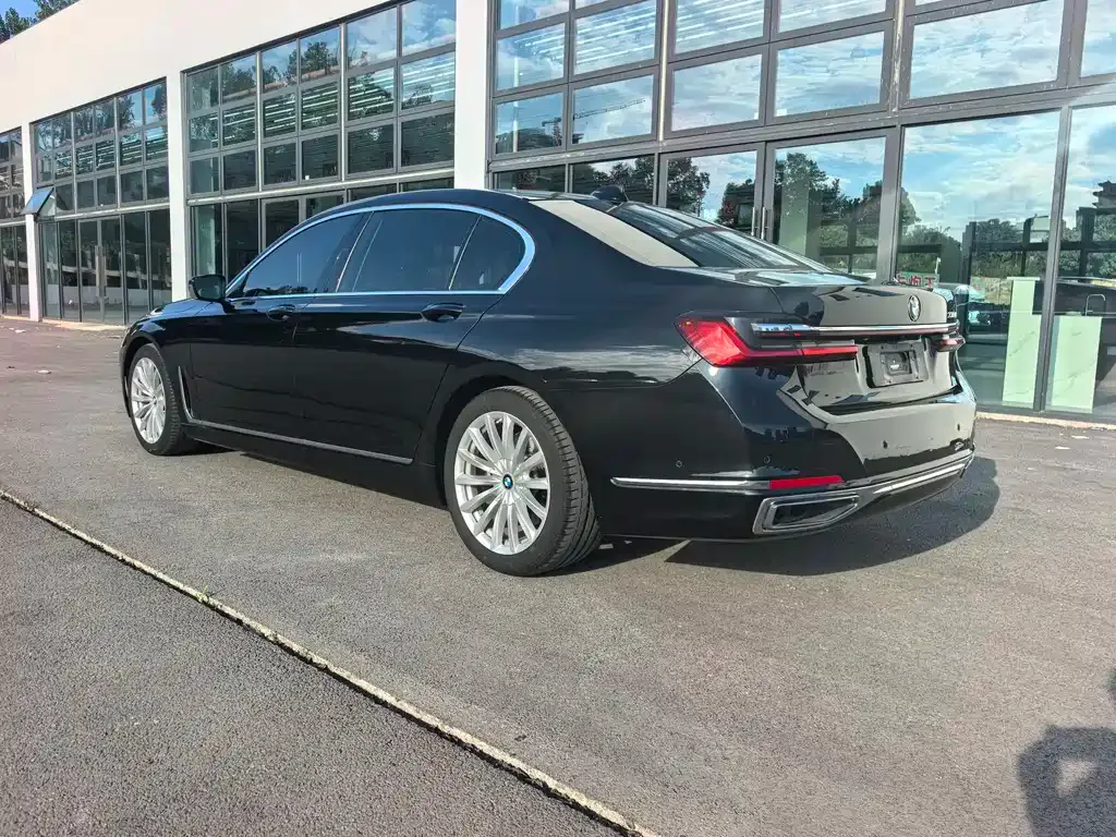 BMW 7 Series — фото 10