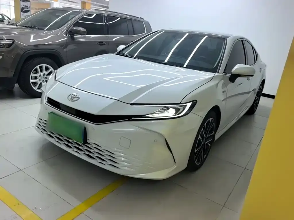 Toyota Camry — фото 1