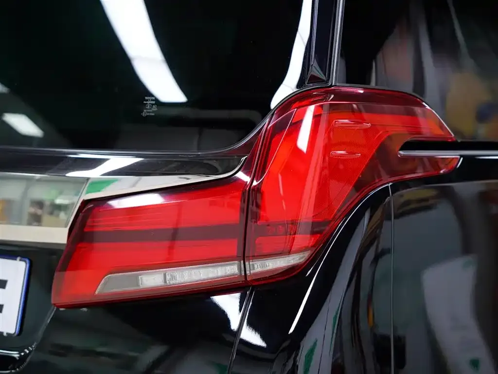 Toyota Alphard — фото 8