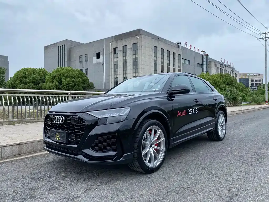 Audi RS Q8 — фото 1
