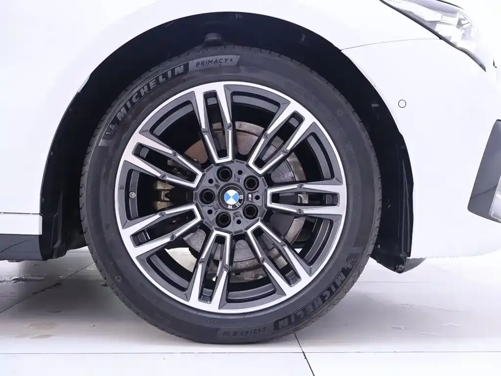 BMW 5 Series — фото 10