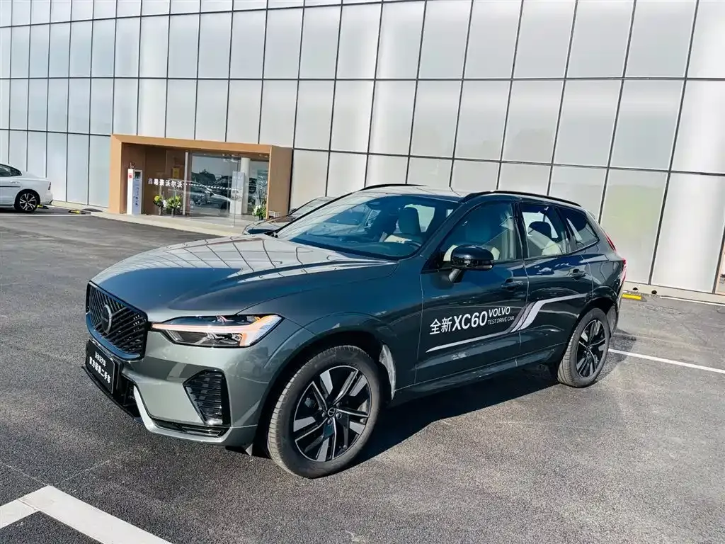 Volvo XC60 — фото 1