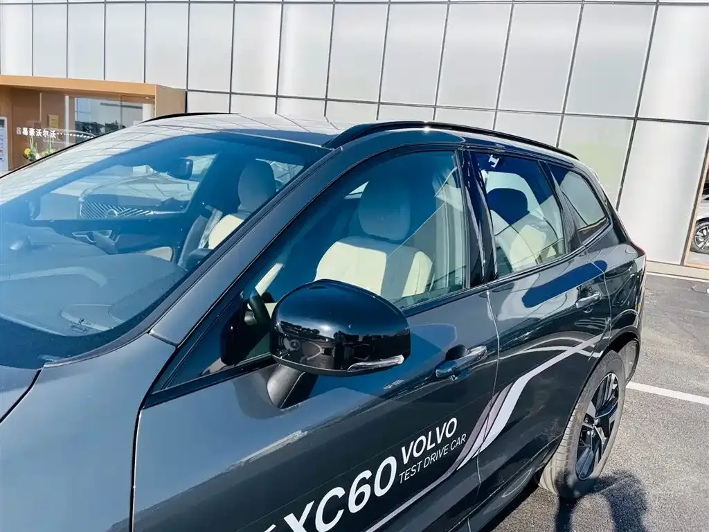 Volvo XC60 — фото 2