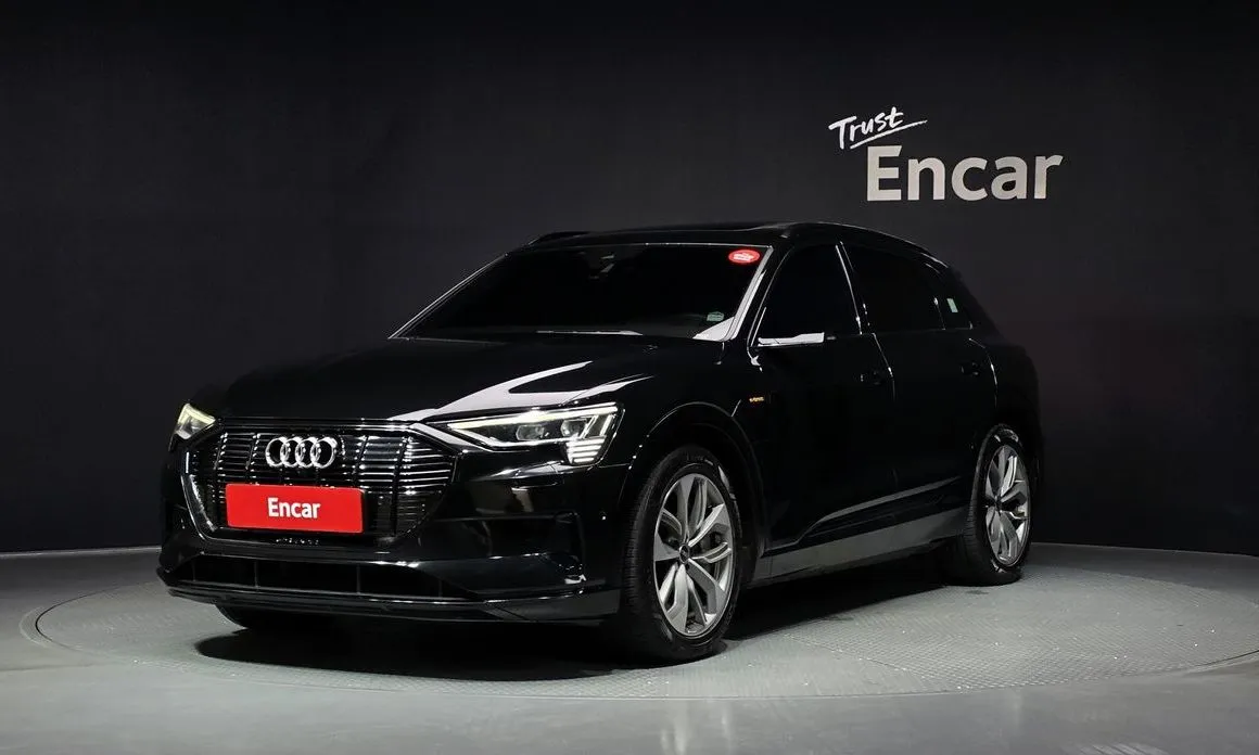 Audi e-tron — фото 1