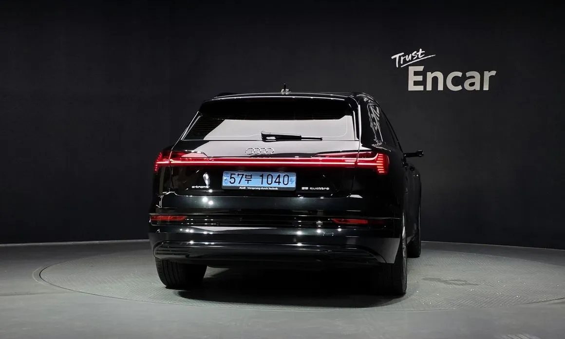 Audi e-tron — фото 4