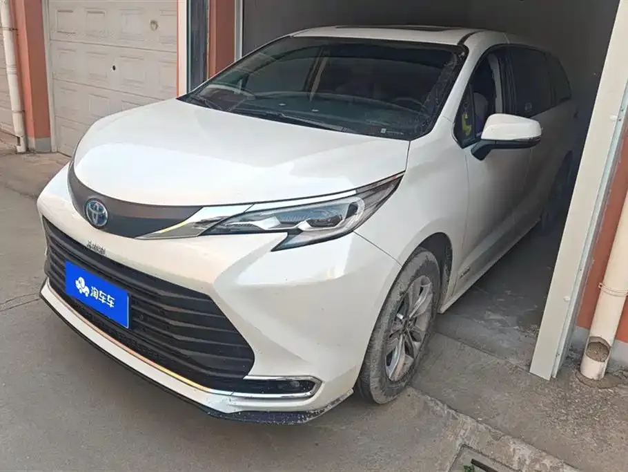 Toyota Sienna — фото 1